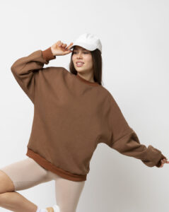 Hanorac oversize alb – model tânăr